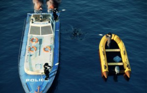 Перестрелка гангстеров и морской полиции на воде