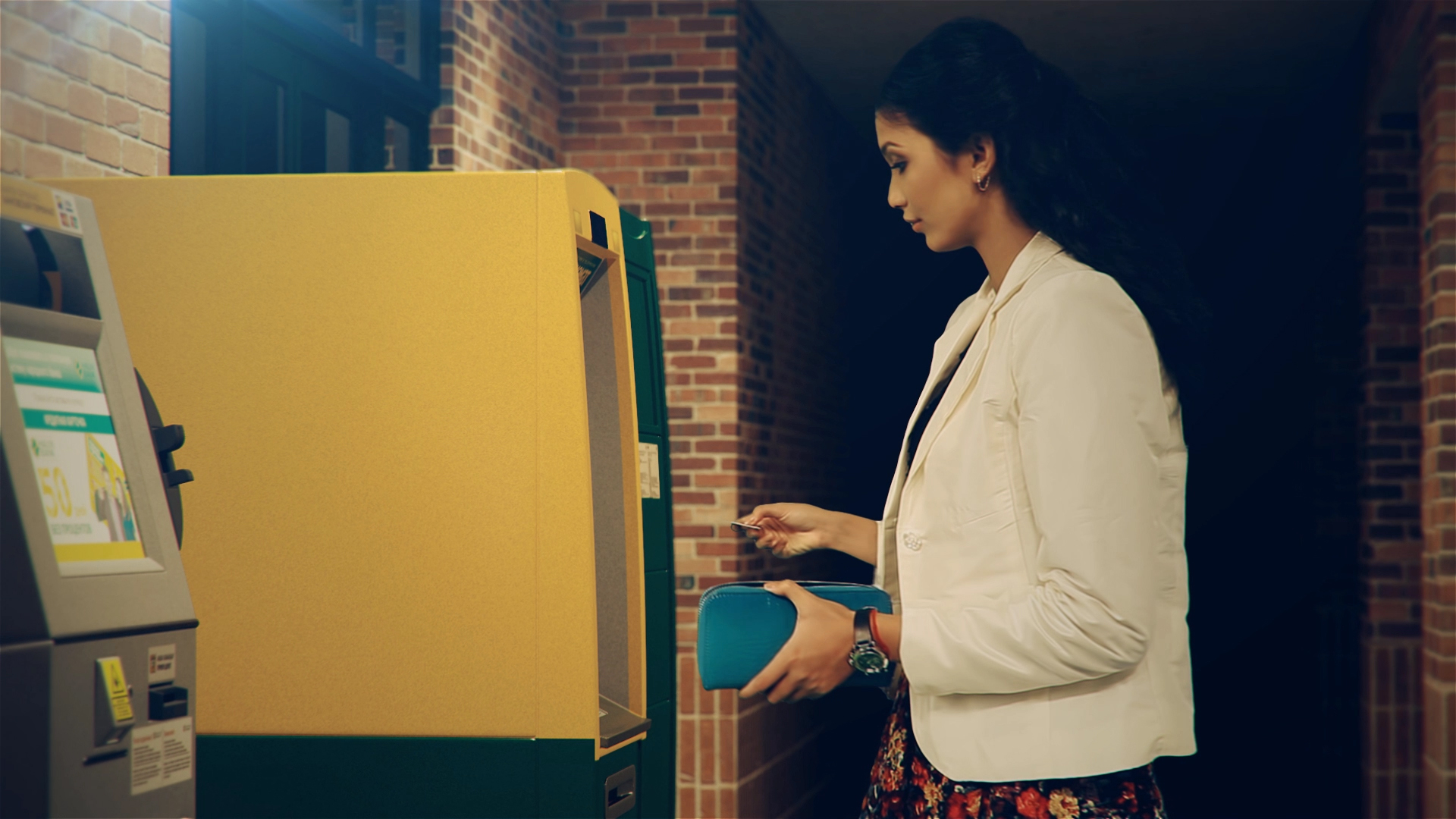 Девушка пользуется банкоматом