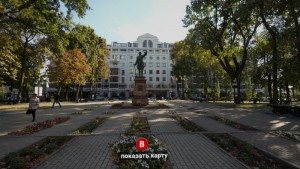 Петровский сквер, памятник Петру Первому